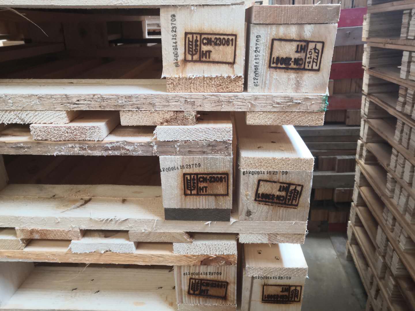 實(shí)木熏蒸托盤和歐標(biāo)托盤有啥區(qū)別？